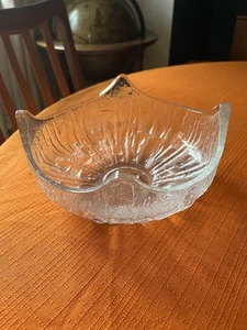 Beautiful Bagley 1975 Wild Oak Handkerchief Glass Bowl. Tudor Rose Pattern - Picture 1 of 2