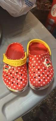 Disney Minnie Mouse Crocs C9 criança vermelha com alça amarela bolinhas rosa - Imagem 1 de 4