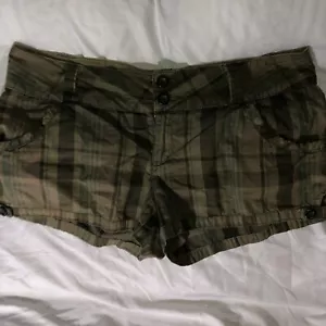 Pantaloncini donna senza confini verdi a quadri con tasche - Foto 1 di 4
