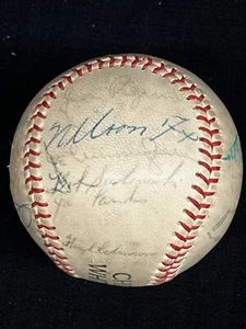 1963 Chicago White Sox autographed ball (17 sigs) - Fox, Wynn, Robinson + - Picture 1 of 6