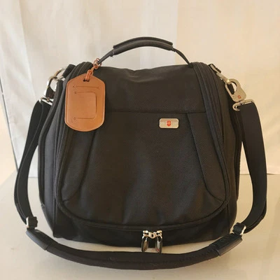 VICTORINOX KIT BOLSA DE COSMÉTICOS COLGANTE DE VIAJE CON CORREA - NEGRO  Foto 1 de 4