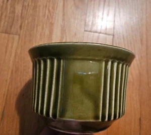 McCoy Vintage gemarkt #138 Keramik Übertopf, gerippte Seiten, 5" Durchmesser, oliv  - Bild 1 von 9