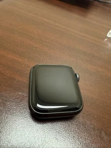 Apple Watch SE 40mm Space Gray Aluminum Case - Photo 1 sur 6