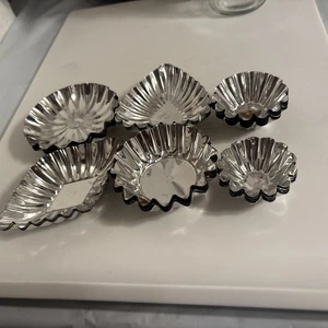 Juego de 24 mini sartenes de tarta de hojalata vintage hechas en Suecia 6 formas - Imagen 1 de 3