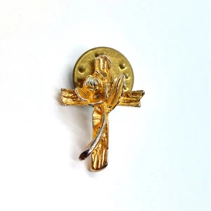 Christian Cross Pin Vintage Gold Tone Religious Crucifix Rose Faith Symbol - Picture 1 of 3