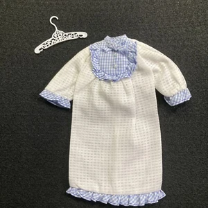Vestido vintage Barbie Francie Tuckered Out con percha #1253 blanco con guinga azul - Imagen 1 de 16