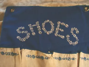 Zapatero colgante bordado vintage años 40 almacenamiento 16x35" azul blanco algodón TLC - Imagen 1 de 6