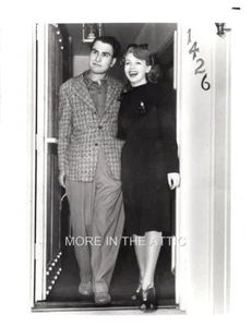 LANA TURNER IS PRETTY IMPRESSED BY ARTIE SHAW AND HIS CLARINET HOLLYWOOD CANDID - Picture 1 of 1