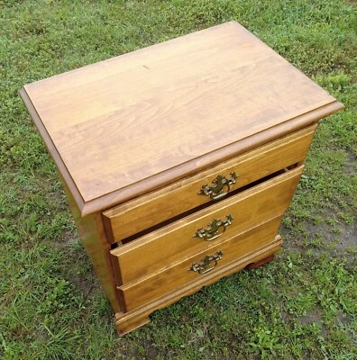 Mesita de noche / mesa auxiliar de pino (NS299) Foto 1 de 4