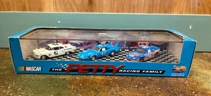 HOT WHEELS COLLECTIBLES NASCAR THE PETTY RACING FAMILY THREE GENERATIONS - Bild 1 von 5