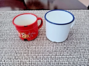 Kleine rote Blumen & weiße Emaille Kaffeetassen Tassen mit Griffen Menge 2 - Bild 1 von 9