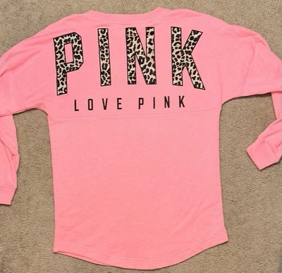 SUDADERA VS ROSA MANGA LARGA VARSITY CREW LOGO LEOPARDO GUEPARDO CACHORRO, Talla XS Foto 1 de 4