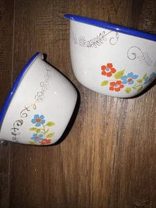 2 Vintage Emaillegeschirr Kaffeetassen blauer Rand verblasste Blumen primitives Dekor Mexiko - Bild 1 von 10