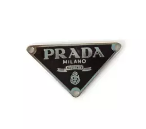 LOGO PRADA TARGHETTA SIMBOLO BEDGE TRIANGOLO RIGINALE NERO USATO MIS 22x22x30 MM - Foto 1 di 6