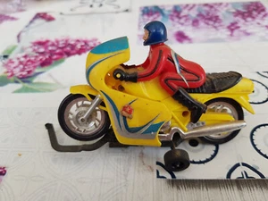 Carrera (?): Moto de carreras con figura de conductor amarillo - Imagen 1 de 5