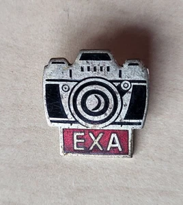 Vintage Emaille EXA Exakta Dresden Foto Kamera Logo Brosche Pin Anstecker Brosche - Bild 1 von 3