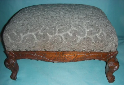 ANTIGUO REPOSAPIÉS DE MADERA CON PATAS DE GARRA TALLADAS MUEBLES OTOMANOS VICTORIANOS Foto 1 de 4