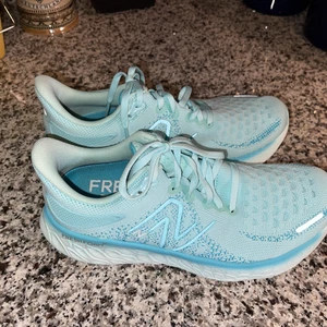 New Balance Fresh Foam X 1080v12 Bright Cyan, Neu Damen Laufschuhe 8 Weite - Bild 1 von 7