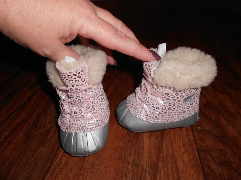 NUEVO Sorel Bebé Niñas Botas Talla 2 Caribootie II Invierno Nieve 0 - 6 Meses Foto 1 de 4