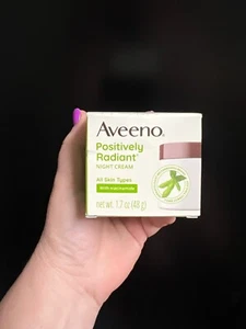 Crema de noche hidratante intensiva Aveeno Positively Radiant 1,7 oz. - Imagen 1 de 4