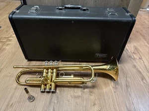 Yamaha YTR2330 Bb Trumpet - Gold Lacquer - Picture 1 of 11