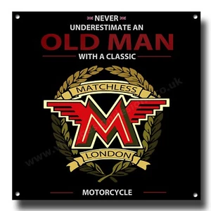 NUNCA SUBESTIMES A UN ANCIANO CON UN CLÁSICO LETRERO METÁLICO DE MOTOCICLETA INCOMPARABLE. - Imagen 1 de 1