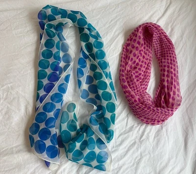 Lote de dos bufandas de seda a lunares Oscar De La Renta bufanda azul y seda rosa Foto 1 de 4