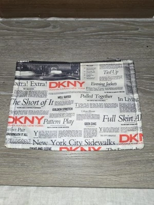 Bolsa de maquillaje con papel de periódico Dkny Foto 1 de 2