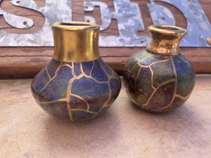 "2 jarrones de cerámica artística de colección Nielsen '92 firmados iridiscente púrpura/verde/oro 2-3/4""t" - Imagen 1 de 10
