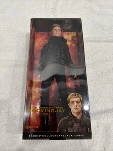 2015 Barbie Peeta Mellark Hunger Games Mockingjay NRFB Black Label #CJF34 - Bild 1 von 12