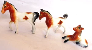 KLIMA MINIATURE EN PORCELAINE LES 2 CHEVAUX ET LE POULAIN CHEVAL HORSE - Imagen 1 de 7