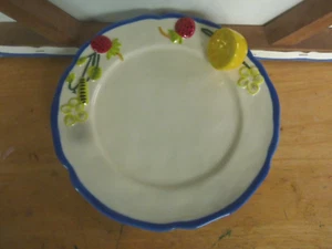 ANTROPOLOGÍA "FAYE" 8IN. BLANCO--PLATO DE POSTRE CON MOTIVO DE LIMÓN/FRESA USADO EN EXCELENTE ESTADO!! - Imagen 1 de 4