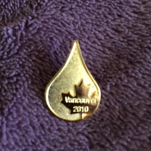 Canadian Blood Services Vancouver 2010 Olympics Gold Drop Shape Souvenir Pin - Bild 1 von 3