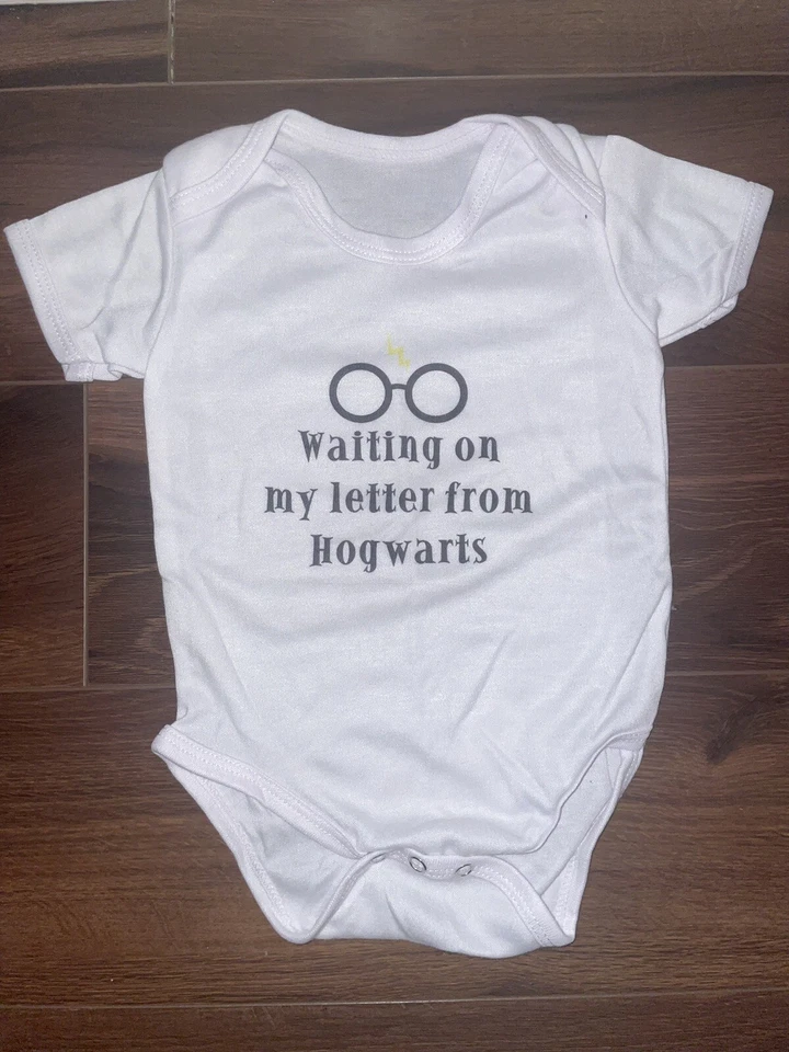 Esperando mi carta de Hogwarts de una pieza para bebés 6-9M Foto 1 de 1