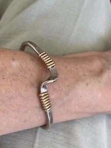 Lazaro Guiterrez Modernist Slim Sterling Manschette gehämmert Armband Golddraht - Bild 1 von 12