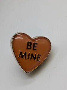 Pin de solapa Be Mine estilo caramelo de San Valentín metálico - Imagen 1 de 5