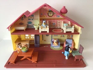 Bluey Family Home Play & GO Dollhouse With Furniture & Figurines Post Included - Picture 1 of 22