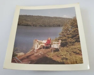 Foto en color instantánea vintage pelirroja mujer exposición de piernas fecha 1960 - Imagen 1 de 3