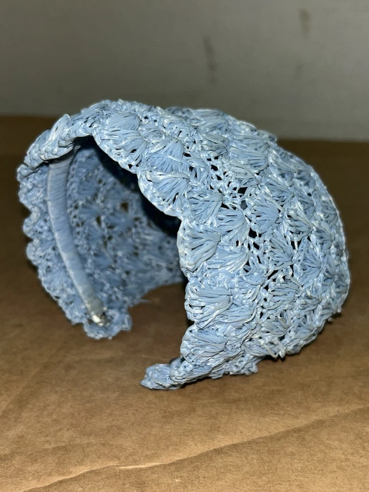 Diadema vintage hecha a mano de ganchillo azul claro para niño pequeño con diseño texturizado Foto 1 de 4