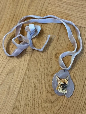 Handbemalter Chihuahua Hund Harz Anhänger an einem Band Halskette - Bild 1 von 2