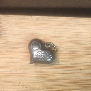 Ciondolo cuore vintage in argento sterling 925 per collana o bracciale charm - Foto 1 di 2