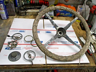 Volante tallado Buick 1924 con controles de luz de chispa y botón de bocina Foto 1 de 4