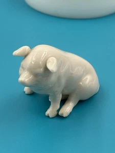 Estatuilla de cerdo de porcelana Belleek Ireland vintage estampada en la parte inferior   - Imagen 1 de 7