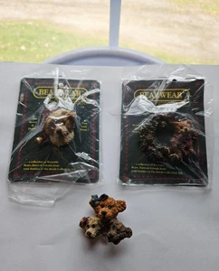 Set 3 Anstecknadeln Broschen Boyds Bären Bearwear Elliot's Wreath - Nikolaus Ornamente - Bild 1 von 10
