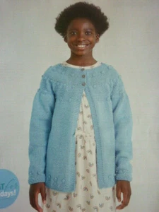 Strickanleitung für kleine Mädchen Strickjacke mit Bommelkante in D.K. Größen 22-30 Zoll - Bild 1 von 2