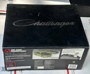 Highway 61 1970 Challenger R/T and Challenger Concept 1:18 Cars 2 Pack Green - Picture 1 of 19
