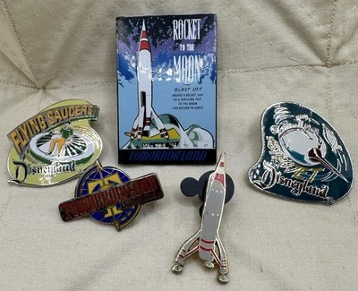 LOTE DE 5 PRENDEDORES TOMORROWLAND DE Disney prendedores de atracción vintage paseos retirados Foto 1 de 4