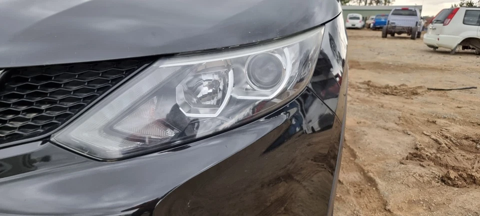 Nissan Qashqai J11 ST/TS Left Headlight – Halogen Type (12/2013–06/2017) - image 1 of 2