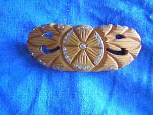 BUTTERSCOTCH BAKELIT PIN HOCH GESCHNITZT MIT STEINEN HTF - Bild 1 von 2