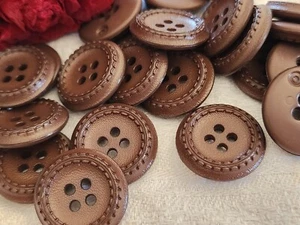 Lot 23 boutons fond d'atelier marron à trous 2 cm ref 3077 - Picture 1 of 2